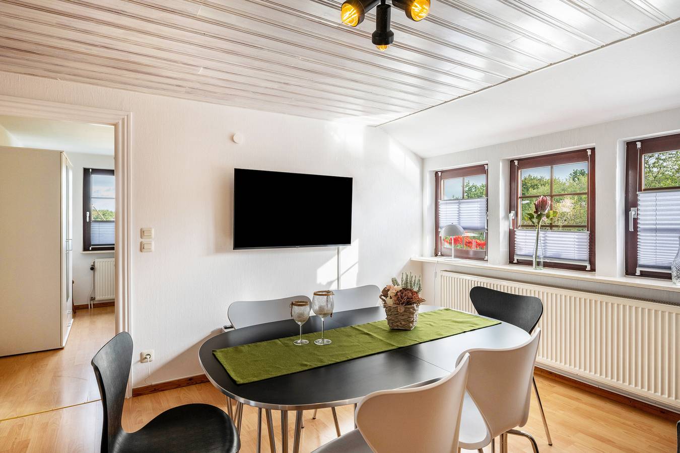 Ganze Wohnung, Ferienwohnung Im Obergeschoss" mit Gemeinschaftsterrasse, Gemeinschaftsgarten und Wi-Fi in Immenstedt, Grünes Binnenland