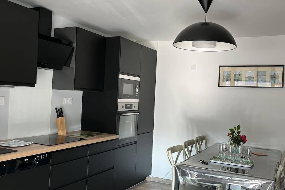 Exceptionally located on the port, beautiful house, terrace, 50m from the sea in Port-en-Bessin-Huppain, Bayeux region