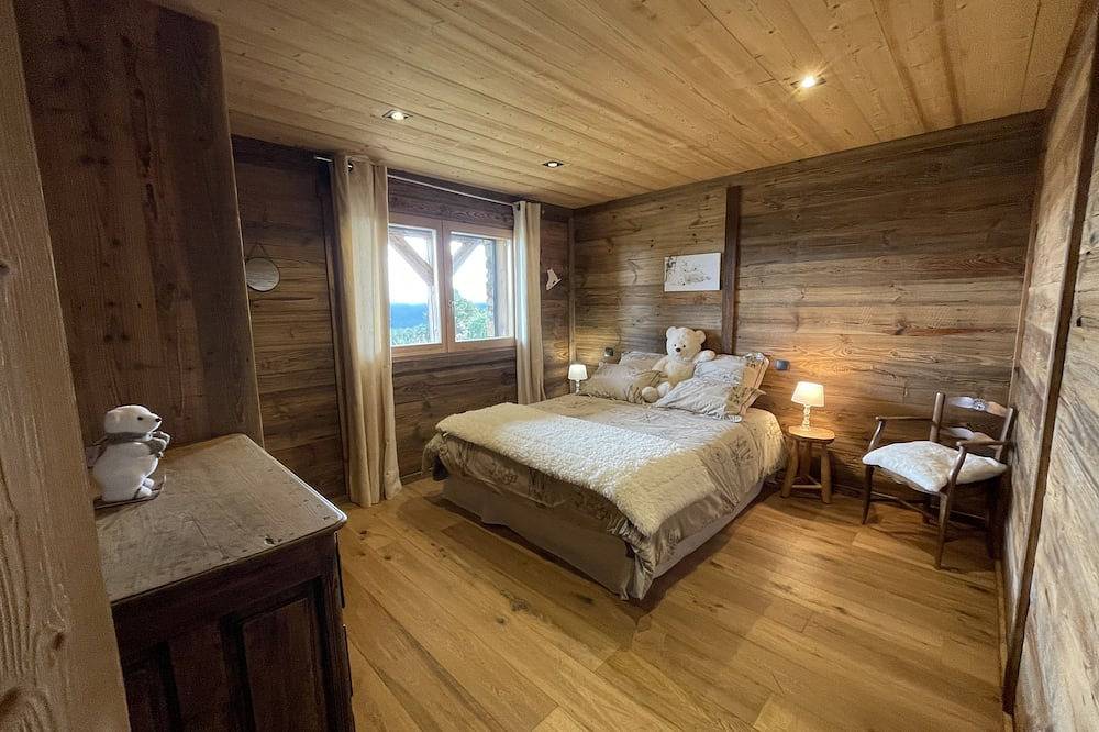 Chalet Marthe 260m2, vue lac, 5 étoiles. Télésiège 300m, centre 10mn a pied. in Les Angles, Parc naturel régional des Pyrénées catalanes