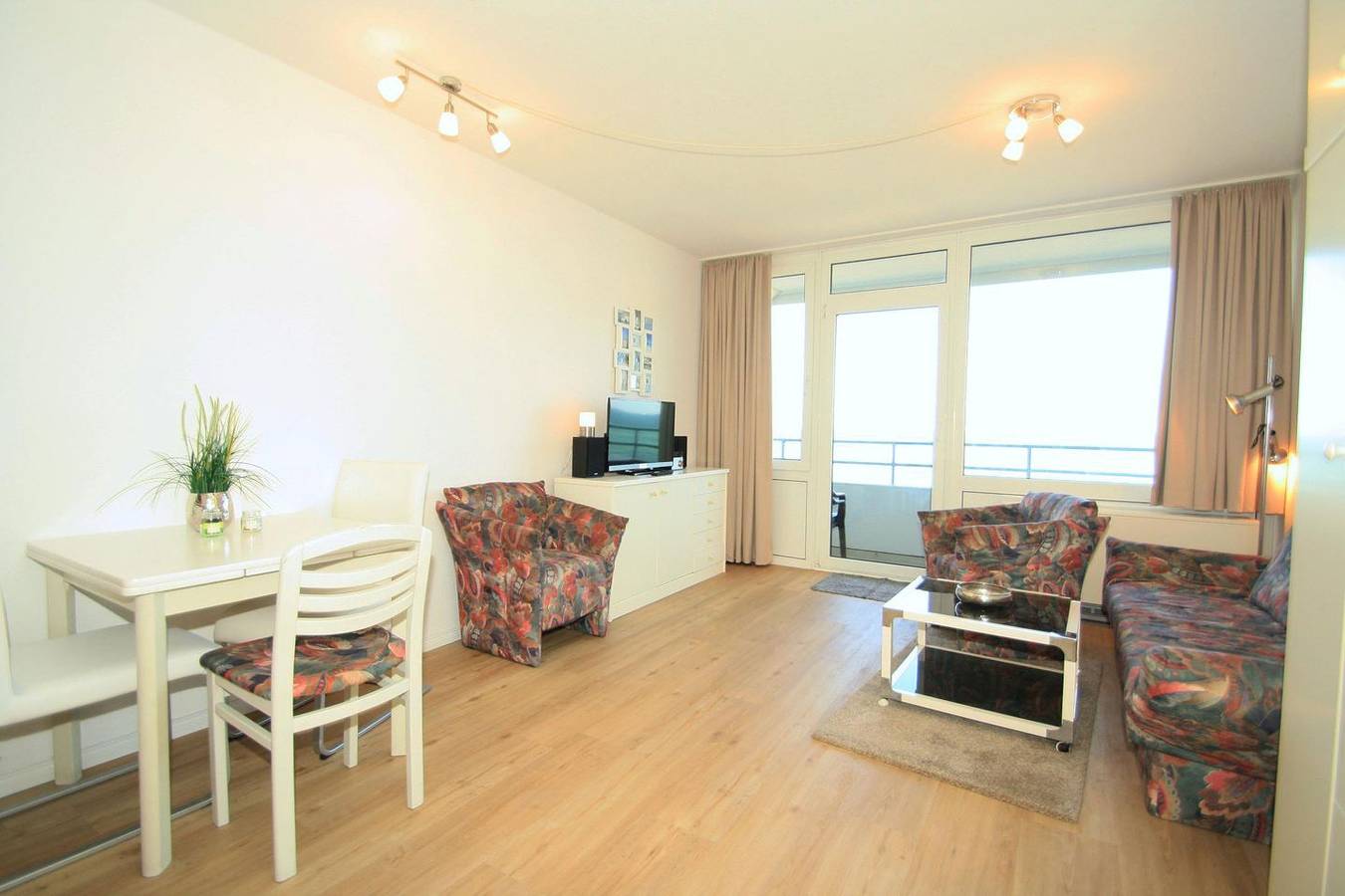 Ganze Wohnung, Schöne Studio-Wohnung in der 4. Etage mit Balkon zur Nordseite mit herrlichem Blick direkt über die Ostsee. in Steinwarder, Heiligenhafen