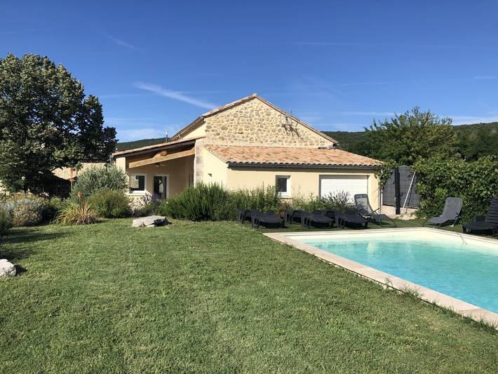 Gîte pour 10 personnes, avec terrasse ainsi que piscine et jardin