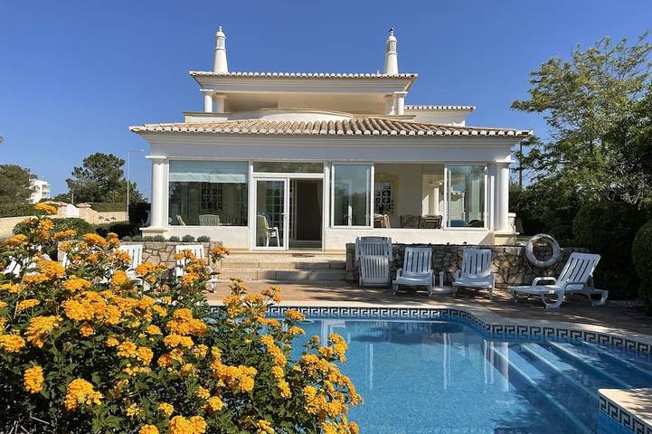 Villa für 8 Personen, mit Garten und Balkon in Alvor