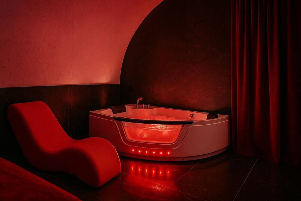 La suite miroir, La suite miroir, love room with jacuzzi between Aix and Marseille. in Bouc-Bel-Air, Aix-en-Provence region