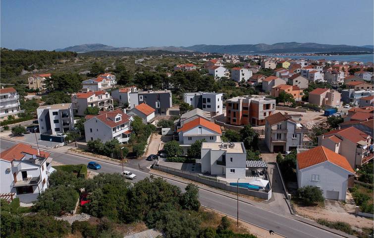 Cozy 1-Bedroom Apartment with Pool, 1km from Beach in Sibenik, Šibenik-Knin