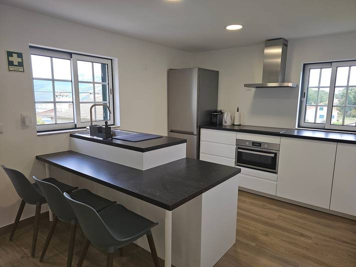 Holiday Home with Beautiful Views near Gerês Park, Private Terrace, Wi-Fi & Air Conditioning in Lindoso, Gerês