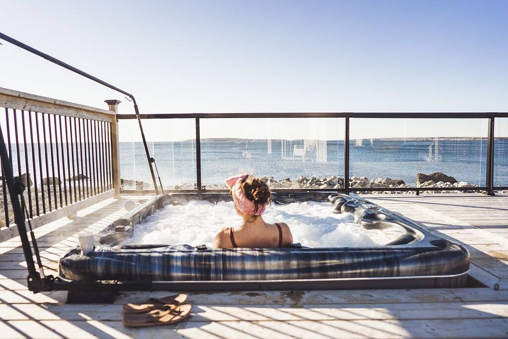 Comfy Seaside Cabana . Hot Tub, Sauna and All Weather Domes - Private in Region of Queens Municipality, Queens County