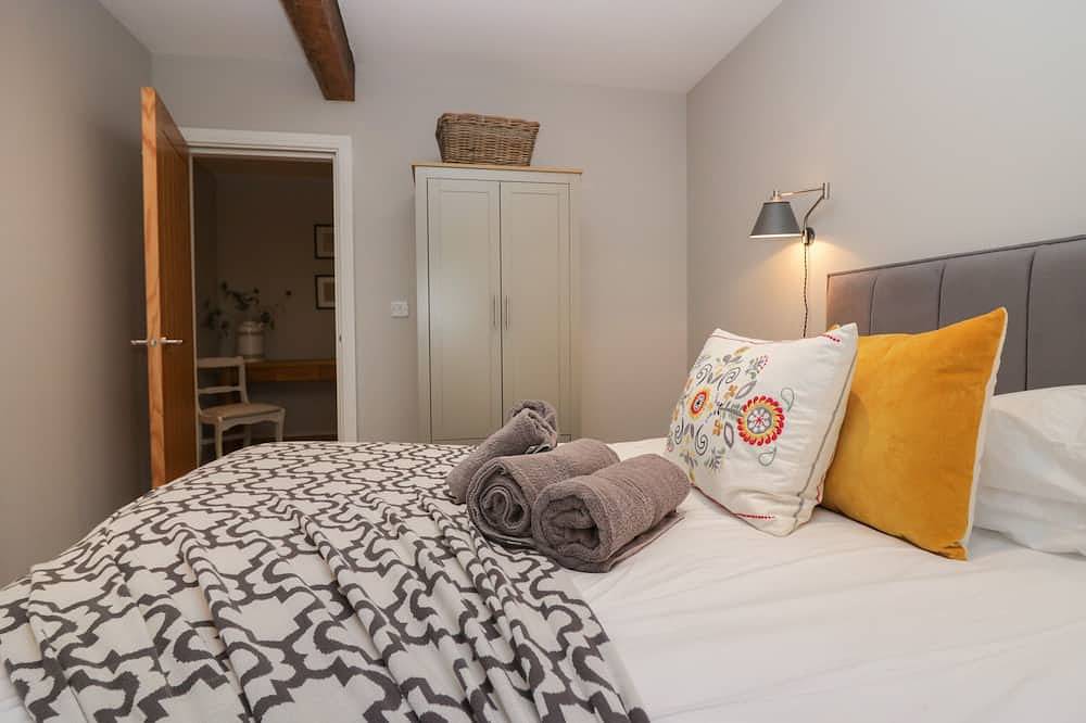 Windermere, pet friendly, character holiday cottage in Kendal in Kendal, Lake District