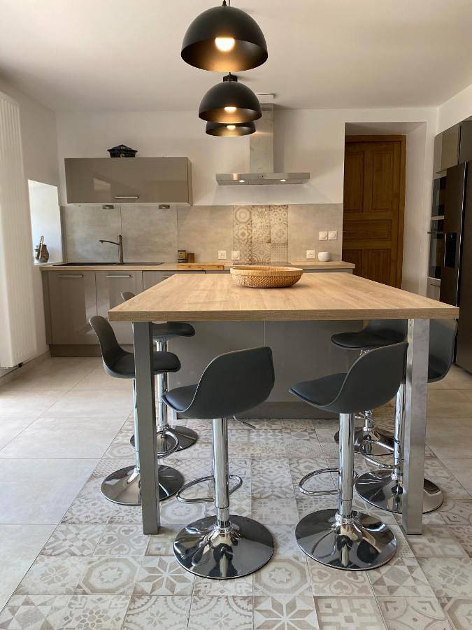 Location de vacances pour 8 personnes, avec vue et jardin à Cousance - 4