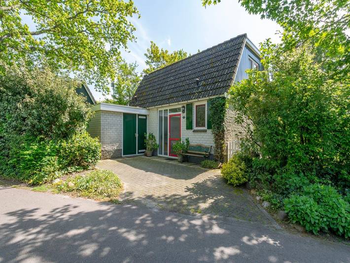 Vakantiehuis voor 4 personen, with tuin and zwembad as well as terras, kindvriendelijk in Sint Maartensvlotbrug