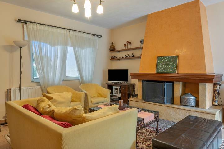 Villa 'Kallia's' con vistas a la montaña, terraza privada y Wi-Fi in Vilia, Ática Occidental