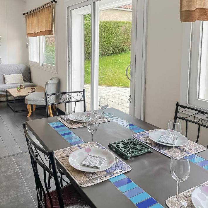 Gîte pour 6 personnes, avec terrasse dans Étigny