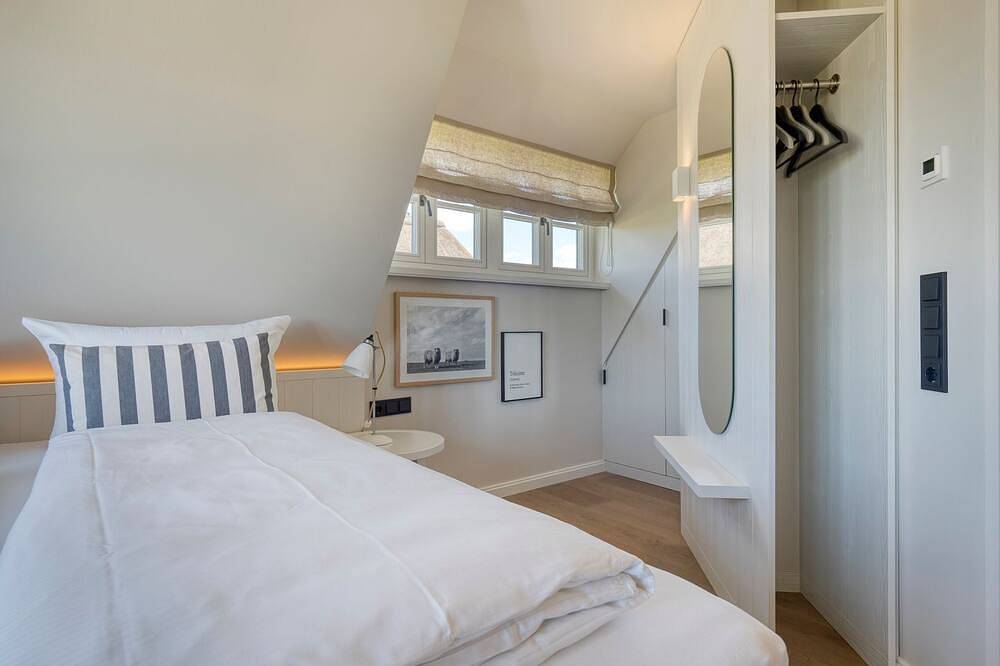 Hus Gode Sted - Strandnahes Luxus-Hausteil unter Reet auf ca. 180 m² für bis zu in Wenningstedt, Sylt