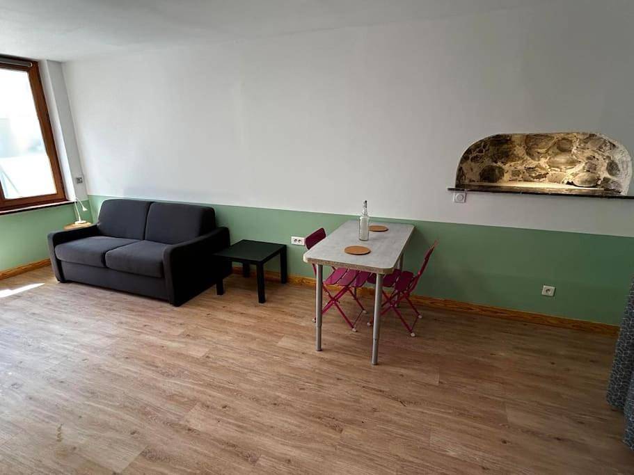 Appartement entier, One-Bedroom Apartment in Quillan, Parc naturel régional Corbières-Fenouillèdes