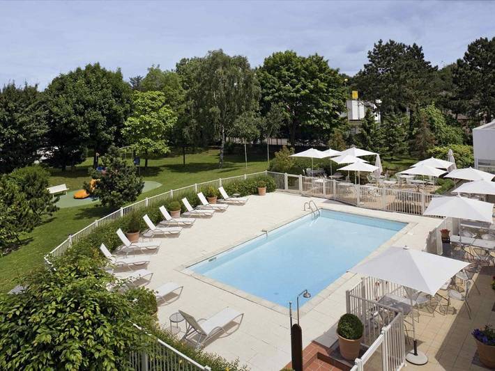 Hôtel pour 4 personnes, avec Terrasse ainsi que Jardin et Piscine