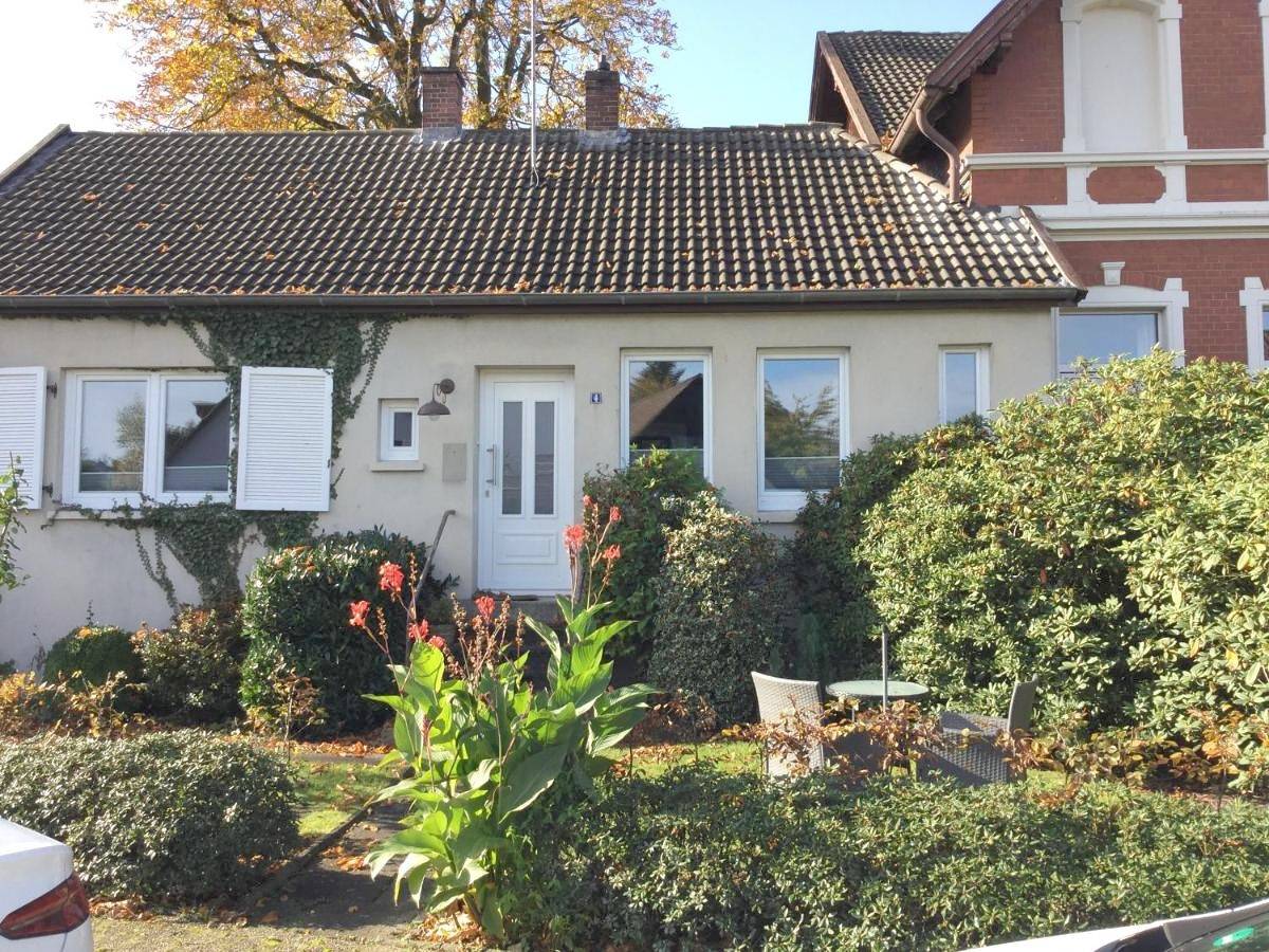 Ferienhaus Us lütt Hus und das Zimmer Linde im Haupthaus in Oldenburg, Niedersachsen