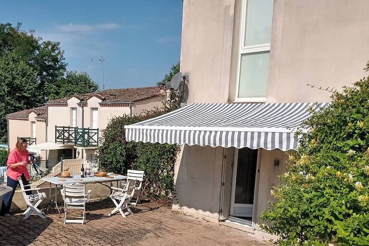 Location de vacances pour 4 personnes, avec piscine à Bouteilles-Saint-Sébastien