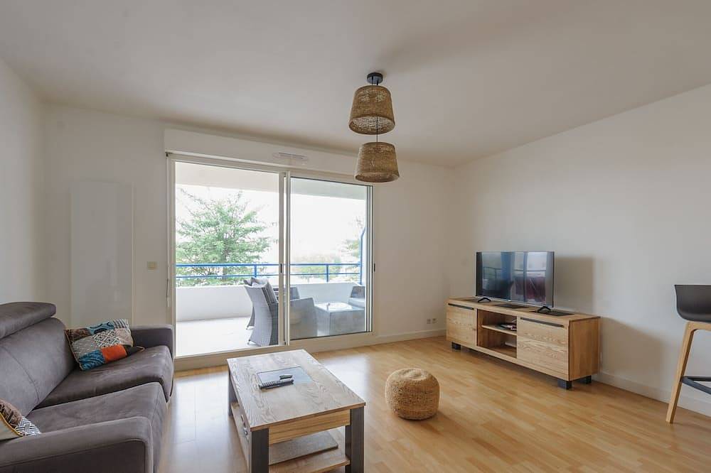 Entire apartment, Quiet Apartment with Large Terrace Near La Rochelle, Aytré in Aytré, La Rochelle region