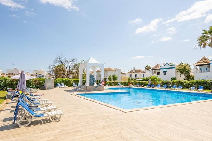 Gîte pour 8 personnes, avec balcon ainsi que jardin et piscine
