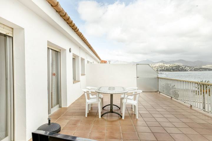 Apartamento entero, "Apartamento Mediterranean View 3-4" cerca de la playa con terraza y Wi-Fi in Platja del Port (Llanca), Llansá