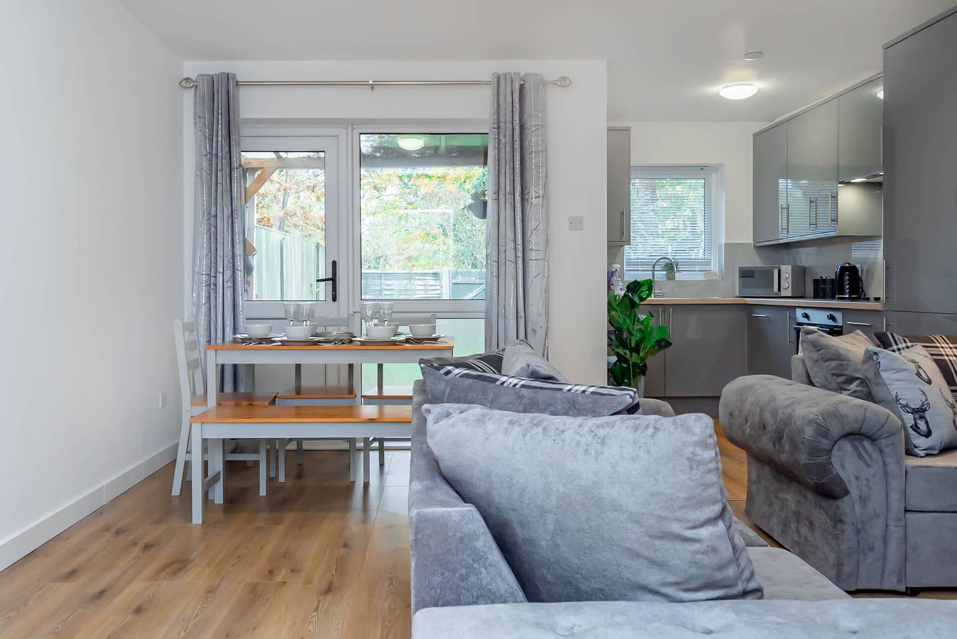 Spacious 4 Bedroom Home with Parking Near Heathrow in Horton (Berkshire), Berkshire