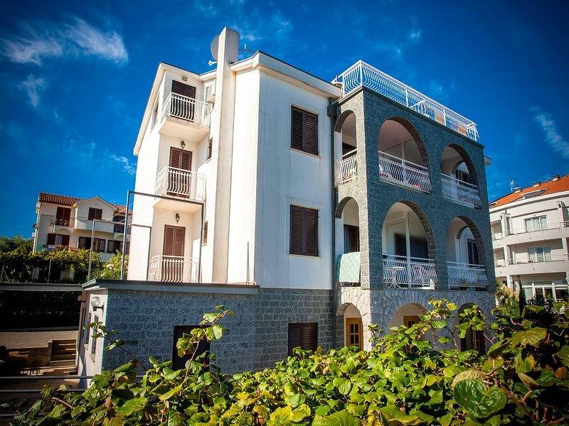 Apartament dla 2 osób z balkonem z widokiem na morze in Malinska-Dubašnica, Krk