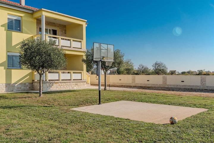 Villa pour 10 personnes, avec balcon, adapté aux familles à Nin - 2