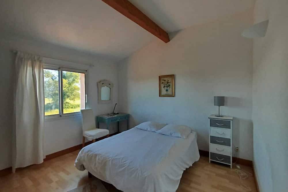 Maison de campagne avec piscine, vue sur 15 ha de prairies,  à  8 kms d’Arles. in Arles, Côte méditerranéenne (France)