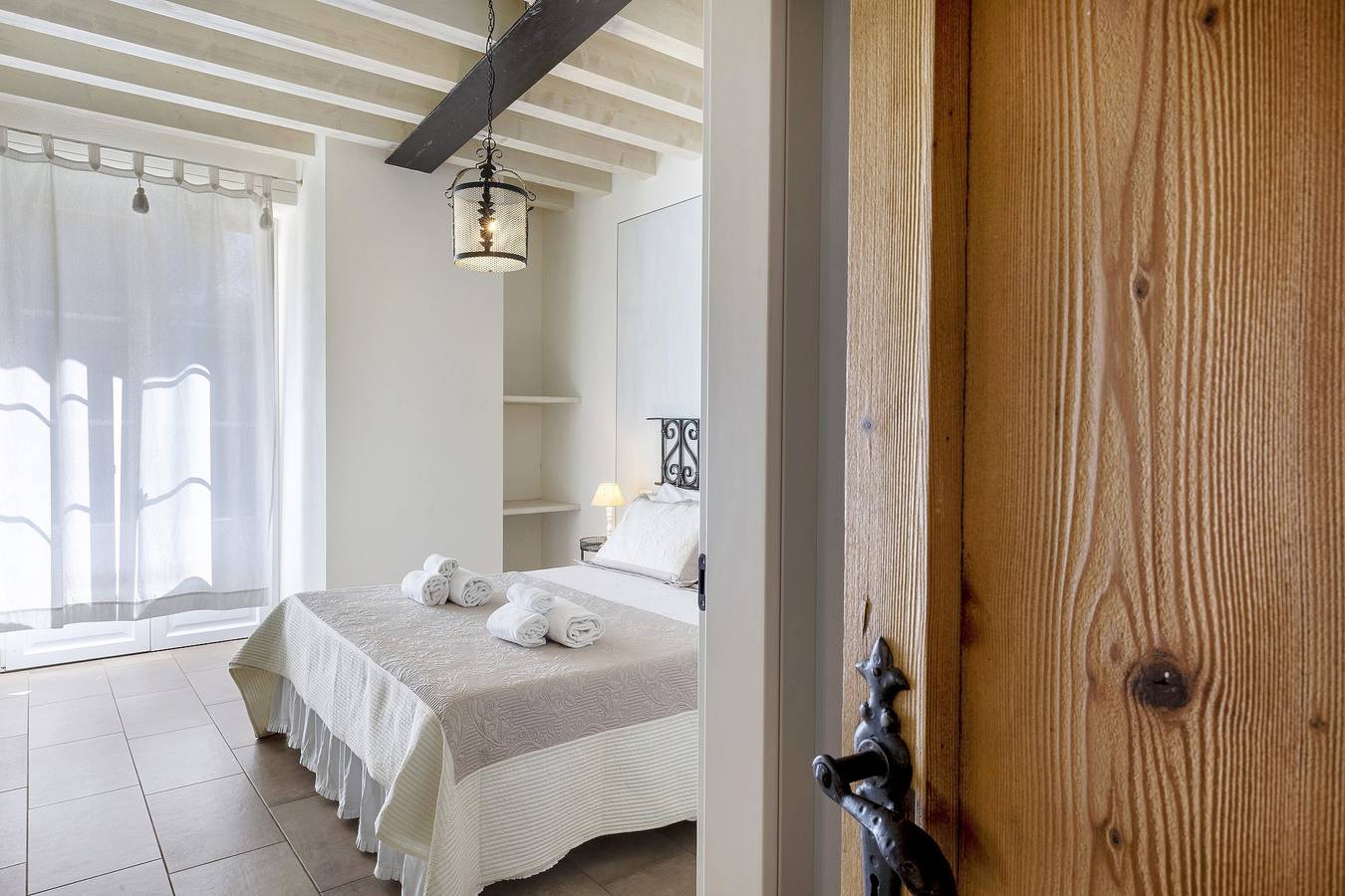 Entire apartment, Holiday Apartment "Ligustro" with Private Terrace, Shared Garden & Pool in Rivoltella del Garda, Desenzano del Garda