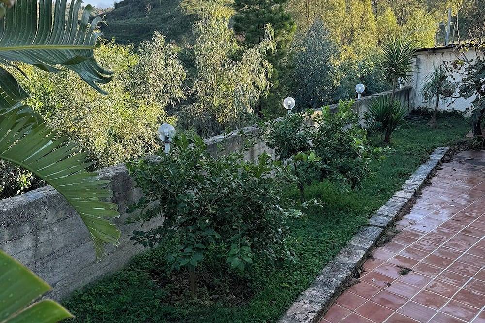 Villa Sotto le Stelle for a relaxing holiday with a view of the Aeolian Islands in Messina, Messina Province