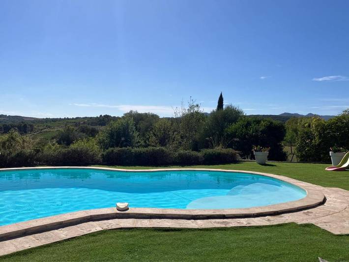 Location de vacances pour 9 personnes, avec piscine ainsi que vue et jardin à Autignac