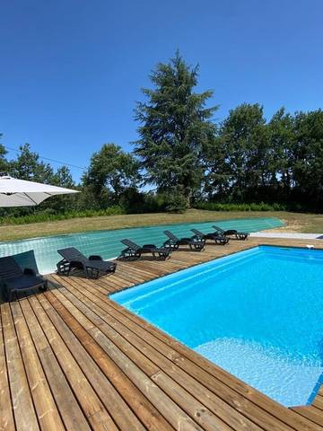 Gîte pour 9 personnes, avec jardin ainsi que piscine et vue à Puycelsi