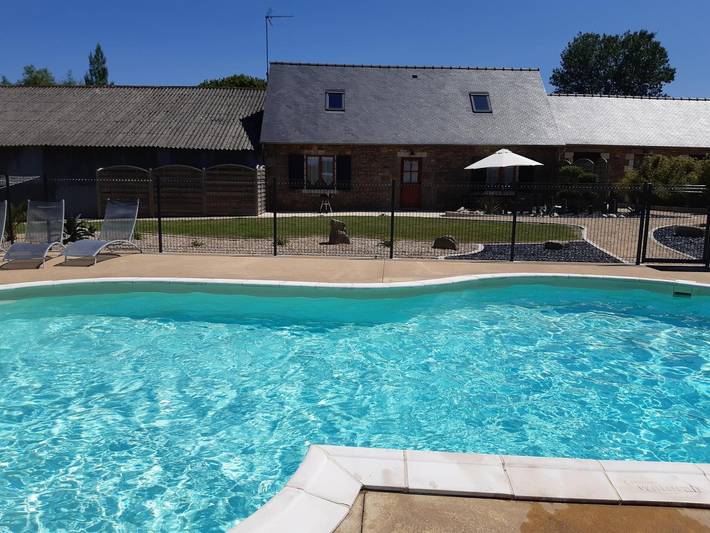 Gîte pour 6 personnes, avec jardin ainsi que piscine et terrasse à Plouaret - 3