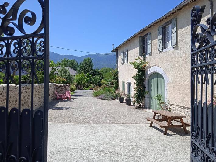 Gîte pour 6 personnes, avec jardin et terrasse à Buziet