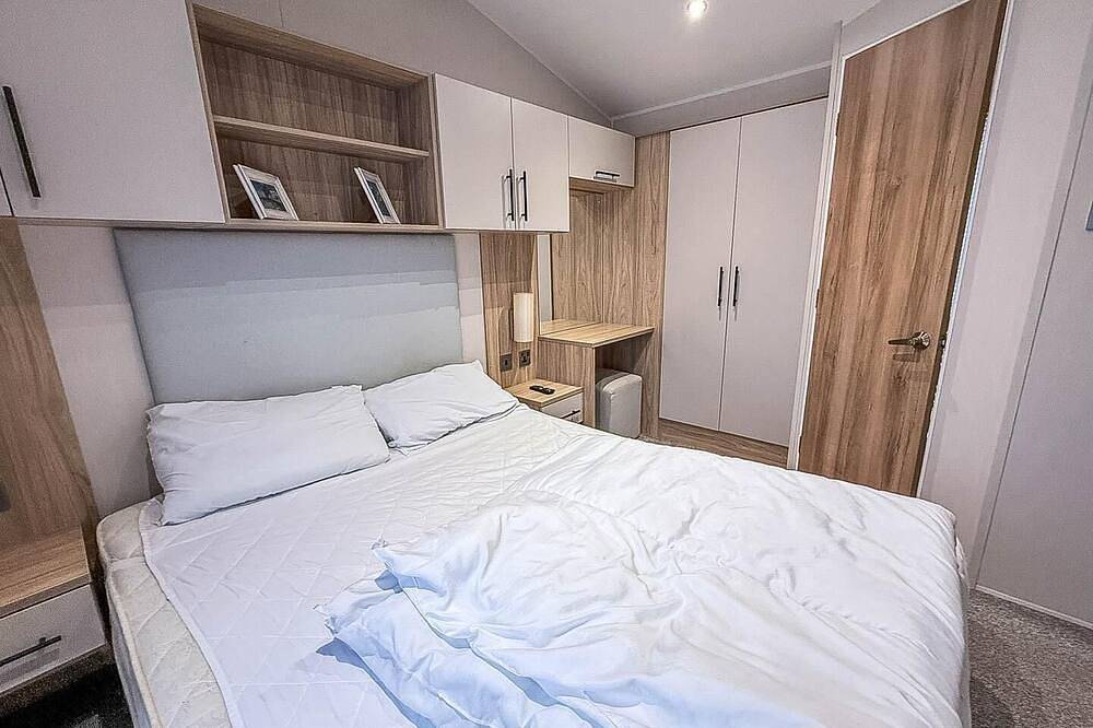 6 berth caravan with part sea views and Wifi, by the beach in Waveney District, Sunrise Coast