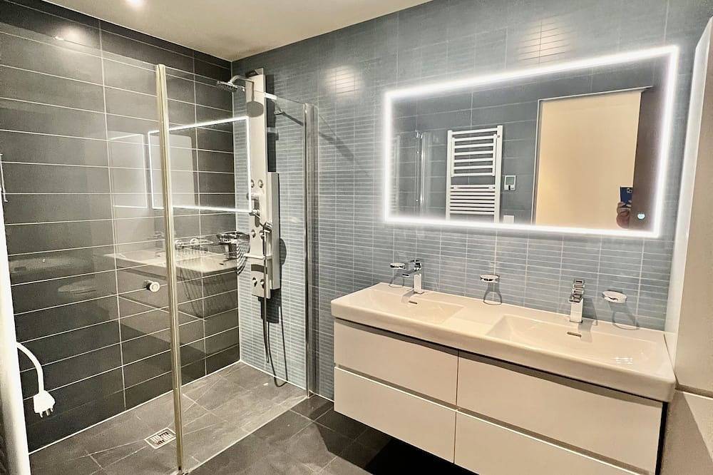 Entire apartment, Ideal Lakeside Retreat: 2-bedroom Spa ap. With Lake View, Centre, Sleeps 1-4 in Montreux, Lake Geneva