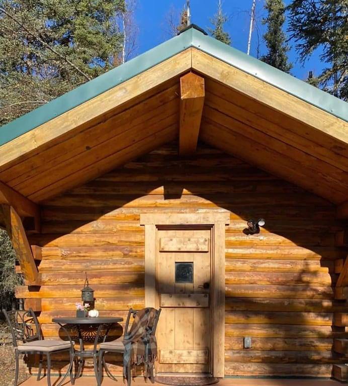 Vacation rental for 8 people, with terrace and yard, with pets in Fairbanks