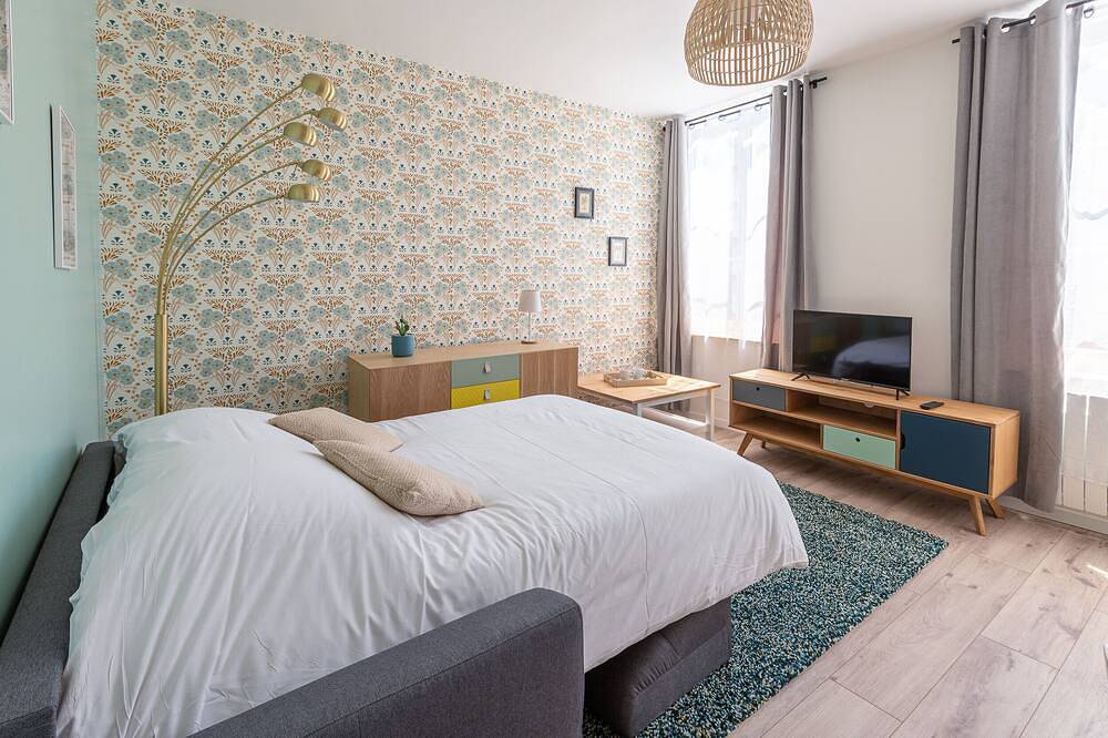 Appartement entier, Appartement-Supérieure-Sdb privée avec douche in Saint-Quentin, Aisne