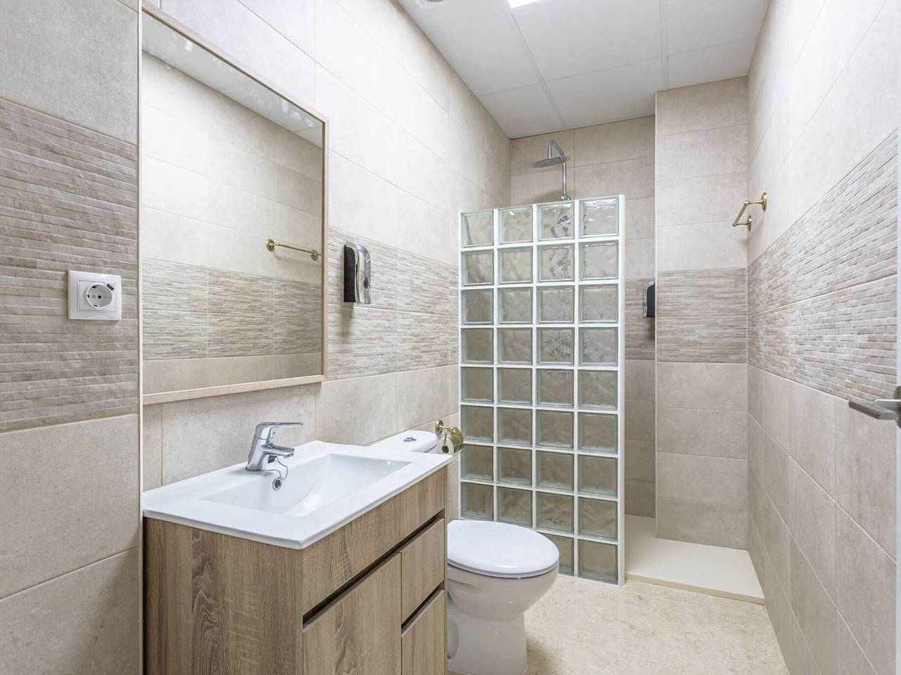 Apartamento entero, Acogedor apartamento en Sevilla con aire acondicionado y parking in Nervión, Sevilla