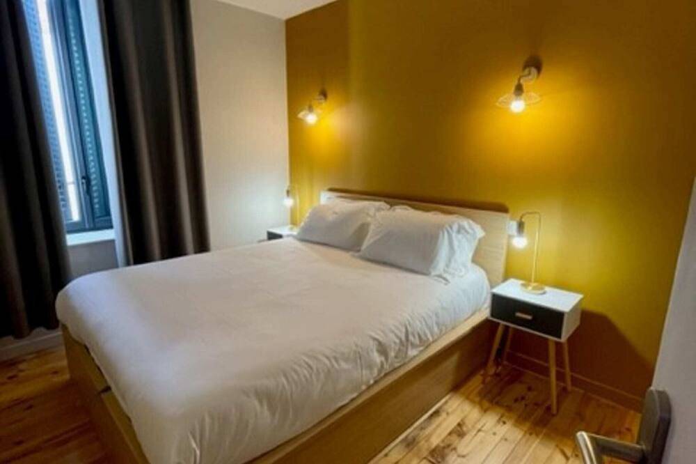 Entire apartment, 2-person air-conditioned 1-bedroom apartment near Aïga Resort Puy Lassolas 102 in Châtel-Guyon, Riom region