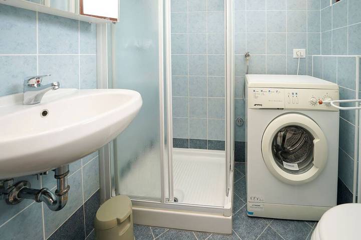 Ferienwohnung für 2 Personen, mit Balkon und Pool in Brezzo di Bedero - 3