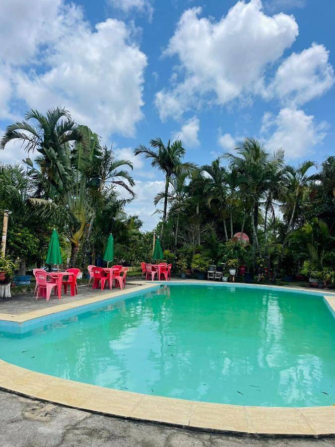 Casas e apartamentos de temporada para 18 pessoas, com piscina e jardim em Mucuri