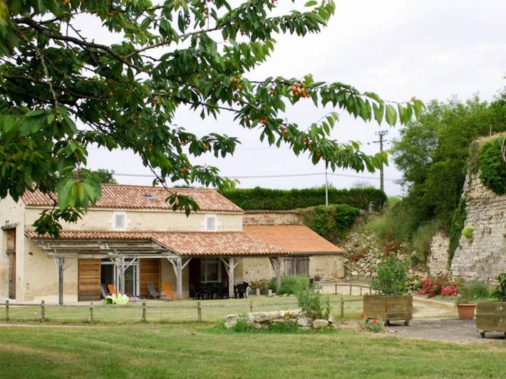 Gîte pour 8 personnes, avec Terrasse et Jardin à Coulonges-sur-l'Autize