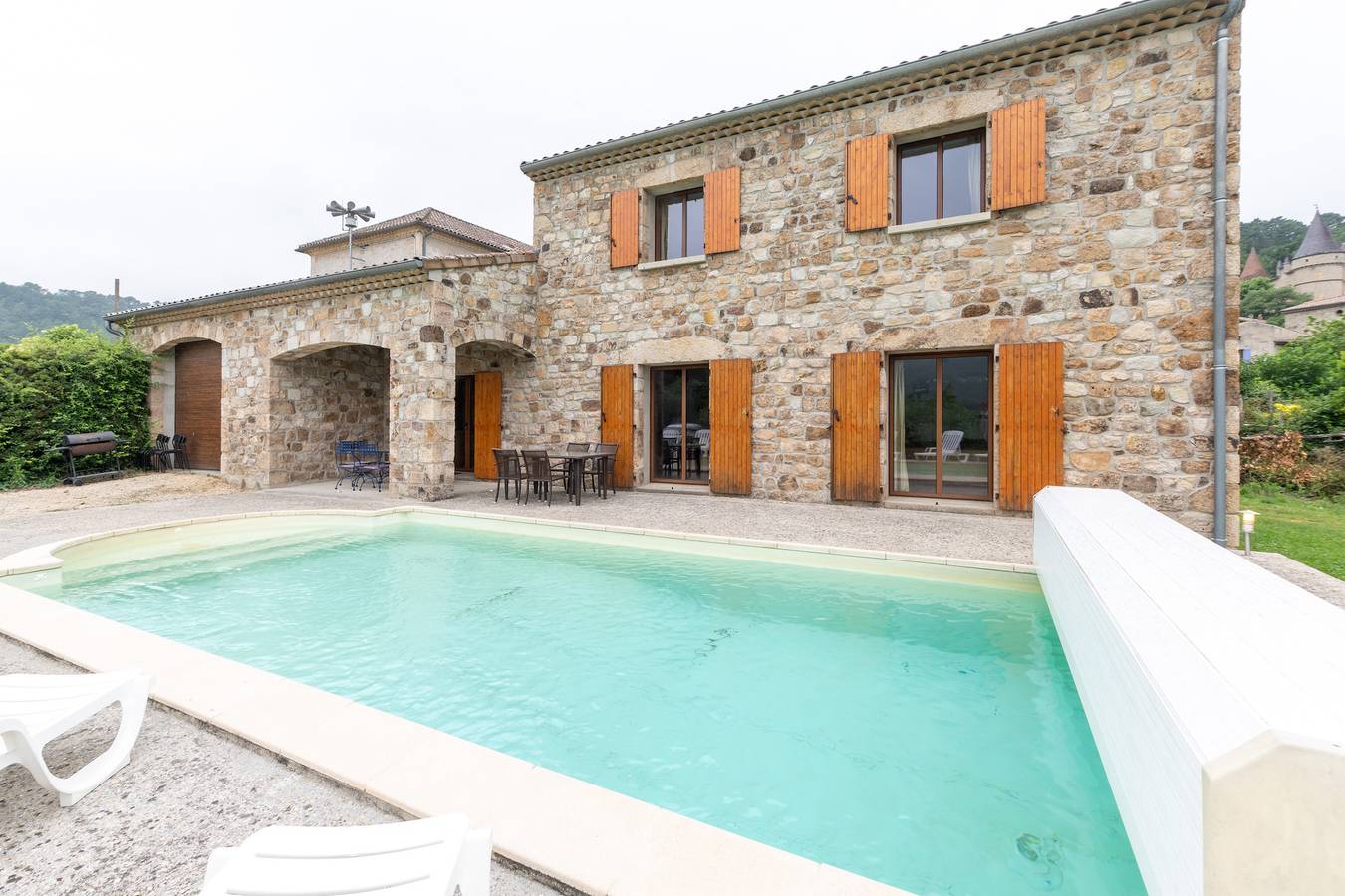 Maison de vacances 'Les Sources Gîte Les Pêchers' avec piscine privée, terrasse partagée in Chambonas, Parc naturel régional des Monts d'Ardèche