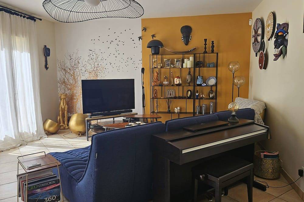 Large country house with swimming pool, Spa, terrace, garden, Wifi access 5 min from Sanary in Ollioules, Toulon region
