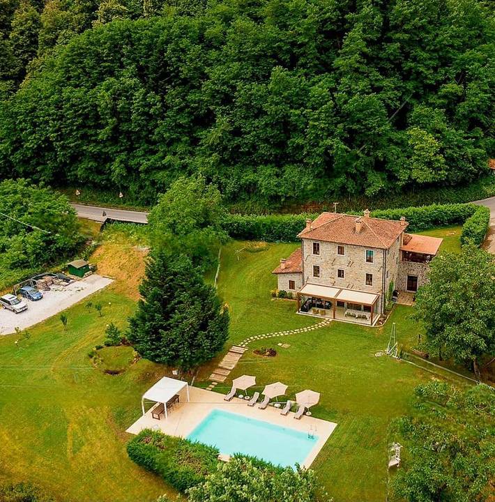 Location de vacances pour 14 personnes, avec jardin et balcon ainsi que vue et piscine à Camporgiano - 2
