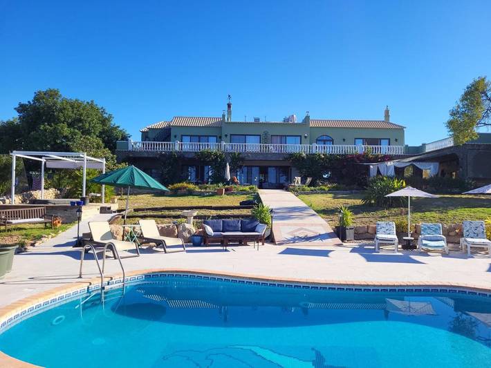 Chambre d’hôte pour 4 personnes, avec jardin ainsi que vue et piscine, animaux acceptés dans Santa Bárbara de Nexe