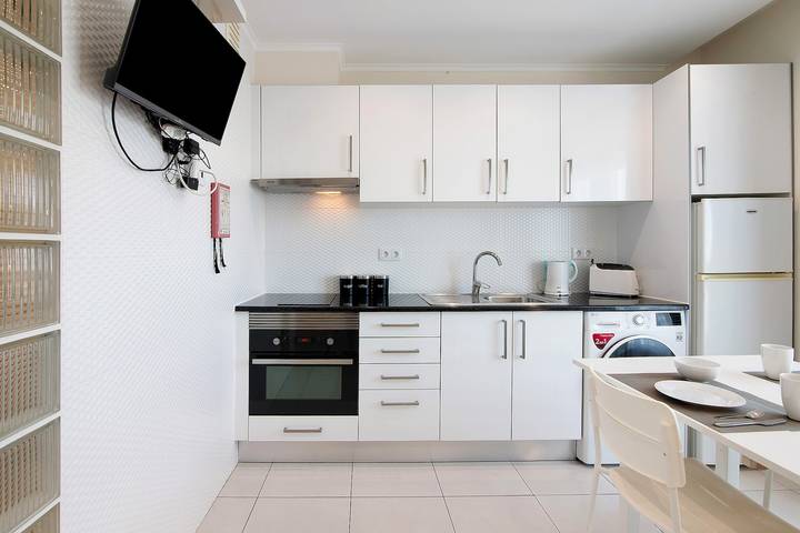 Studio entier, Studio 'Estúdio Completo' avec vue sur la mer, Wi-Fi et climatisation in Albufeira e Olhos de Água, District de Faro