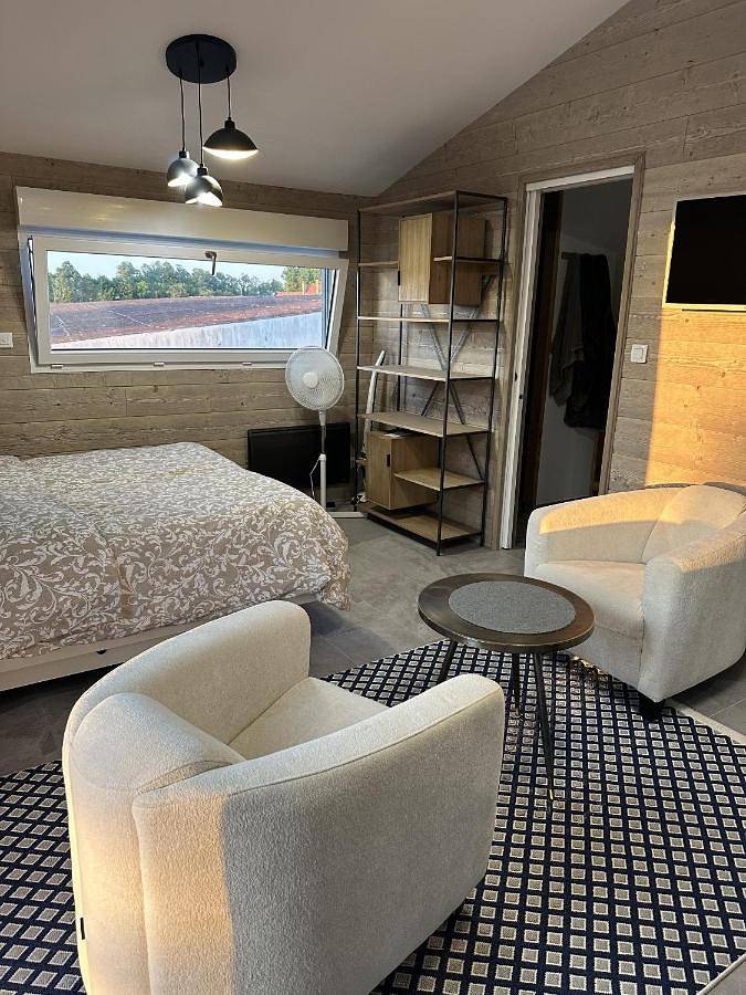 Gîte pour 2 personnes, avec Terrasse ainsi que Jardin et Vue à Les Attaques