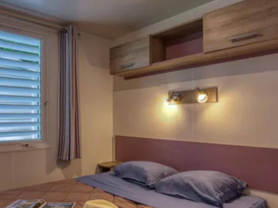 Flower Camping Les Berges de la Dordogne - Mobilheim 6 personen - Mobilheim Komfort 32m² Malaga - 3 Schlafzimmer + Überdachte Terrasse, Klimaanlage, Tv, Geschirrspülmaschine 6 pers. in Trémolat, Périgord Pourpre
