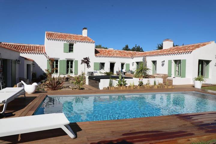 Chalet para 10 personas, con jardín además de jacuzzi y piscina, Se admiten mascotas - 1